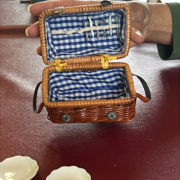 Gene’s Picnic Basket - for Gene Marshall - Picture 6 of 8